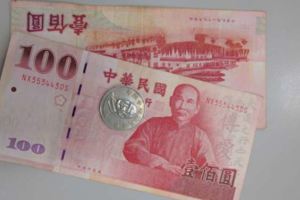 他花890買乳液「給1千櫃姐卻找210」，以為賺到的他快閃回到家才驚覺自己虧大了！