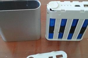 行動電源怎麼都充不飽手機…拆開竟發現超扯「世紀大謊言」！4個電池竟有3個裝著..