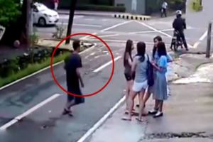 四名美少女學生在路邊等車，注意「0.30秒」監控記錄下了超恐怖的一幕！
