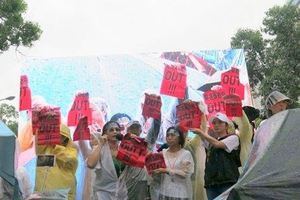 抗議民眾朝「立院」丟擲紅牌　發洩不滿