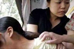 清晨媽媽叫女兒起床,打開被子讓她感到徹底崩潰