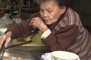 90歲米粉湯阿嬤「駝背養8個孩子」！「4萬辛苦錢」卻遭竊一空，沒想到「小偷的身份」竟然是··