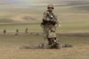 印媒：3000解放軍持輕機槍駐紮對峙人鏈1公裡處