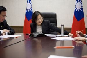 蔡政府的經濟策略呢？！響應美國優先？！！掏空台灣？！！外資和大企業遠離台灣？！！