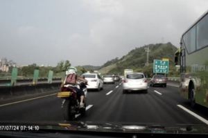 夭壽！黃牌重機國道狂飆　駕駛轟：公權力在哪