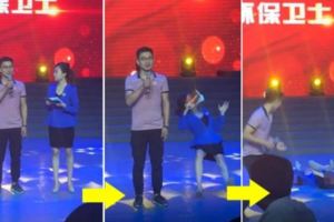 《影片》這個女主持人在舞台上突然「兩眼翻白，姿勢怪異」，下一秒觀眾都傻眼看著她暴斃在舞台上！