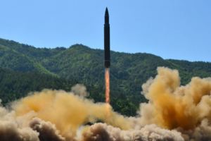 朝鮮再射洲際導彈　金正恩：全美國也在射程範圍　美即派航母赴韓