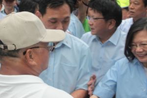 返鄉勘災　蔡總統笑問居民「有沒有被淹到」
