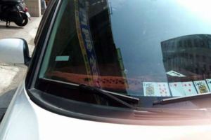 這個駕駛在路邊臨停卻找不到紙筆留電話，結果他竟然腦洞大開想出讓人笑噴的奇招神解決！