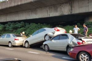 馬路上發生連環撞車禍大家卻看錯重點，原來這就是台灣車主最愛的品牌啊！