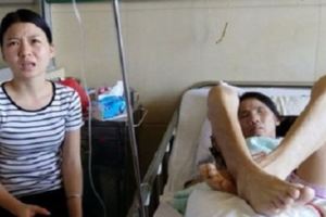19歲少女不惜「下海賣身救母」大家還以為是炒作，沒想到到醫院一看才發現…「真相」令人淚崩！
