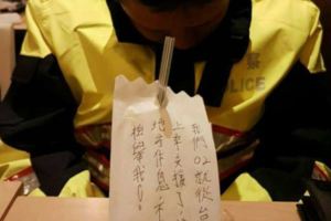 警察累癱在餐廳打盹休息，怕被民眾誤會偷懶，他用餐紙巾寫著「請不要檢舉我」畫面讓大家的心都痛了…
