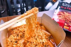 「韓流」一波波，韓國泡麵神器來台了！超商獨家引進自助泡麵機，4分鐘暖心上桌