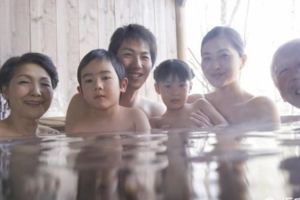 為什麼日本會有男女共浴的風俗？甚至有的女孩出嫁前還會和父親一起洗澡？
