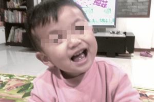 2歲男童被親生母親活活餓死　狠母現場招魂求原諒，竟一次就允杯