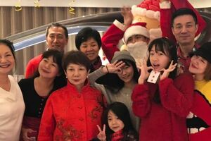 小S平安夜全家福曝光，大女兒顏值讓網友直呼：女大18變