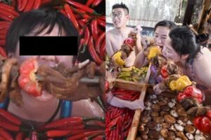 原來酒池肉林都是真的！正妹泡入超奢侈火鍋大口吃肉！網反罵爆：噁心死了