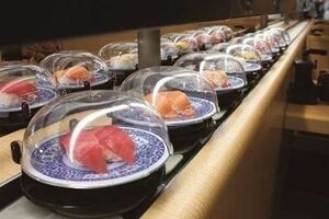 日本知名壽司連鎖店醜聞影片！店員將生魚扔進垃圾桶後又撿回來！