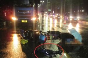 雨衣「殺人」事件再現！女子車底慘死！丈夫跪地雨中痛哭……