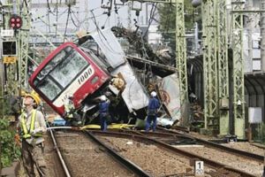 日本電車事故34傷目擊者：卡車疑拋錨平交道上