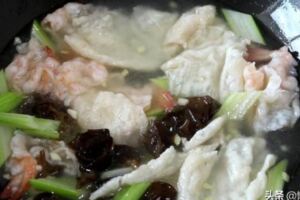 芹菜木耳燴雙鮮的做法，雞肉和蝦肉又鮮又嫩