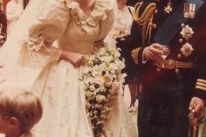 黛安娜大婚罕見幕後照片：2015年才曝光，女王臉上看不到一絲笑容