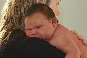 距預產期還有2週，澳洲產婦生下近7公斤的女嬰　像小相撲的樣子驚呆眾人