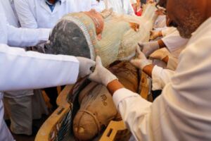 新出土3000年墓群「開棺」古埃及木乃伊完好現身