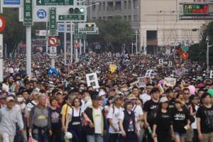 罷韓遊行竟舉這國旗 網友怒吼：國安局勒？