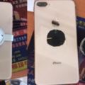 iPhone8開賣日前一天就傳出「全球首碎」玻璃背殼剝落露出電池，網友驚呼真的要戴套！