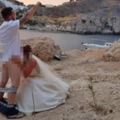 害慘別人！英國夫妻在希臘小島拍「鹹濕婚紗照」激怒主教，從此禁止外國人來辦婚禮！