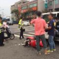 疑邊騎車邊喝酒！離譜媽載2歲兒竟醉倒自摔趴地不起