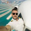 最強機師在3萬5000英尺上的飛機探出半身拍照爆紅，全世界網友都為了他吵翻天！