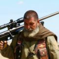 被國際譽為「鷹眼狙擊」的神槍手不幸在任務中陣亡，他留下的紀錄狂到沒人超越「擊斃320名IS聖戰士」