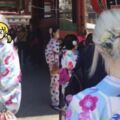 日本街頭銀髮和服女吸引民眾目光，一回頭「逆天顏值」正到讓網友暴動！