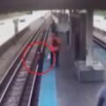 她為撿手機跳軌！下秒衝向列車遭撞死