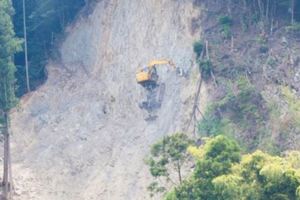 他開車驚見一台「飄著」的怪手馬上傻眼停車，仔細一看才發現這是超厲害的方法啊！