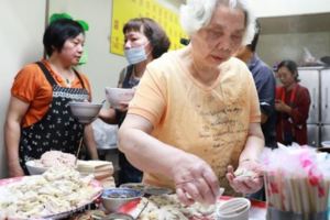 宜蘭這80歲阿嬤賣餛飩，辛苦存錢10多年只為捐救護車，感動了無數台灣人…