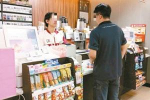 店員幫客人結賬時「客人竟把錢用丟的」，結果錢卻落在「這個位置」….店員爽翻：這就是現世報啊！！