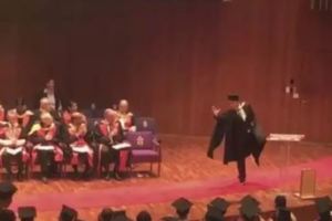 畢業典禮新姿勢：中國留學生的登台方式贏得滿堂彩(圖)