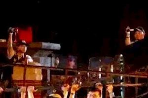 「立院」夜戰拚年改　退休公教爆怒推拒馬