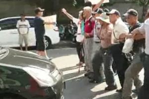 小英出席軍校畢典　總統車隊遭民眾攔車、丟鞋