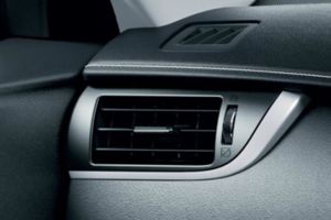 夏天「冷氣出風口」該「朝上」還是「朝下」？90%的人都做錯！！難怪車內空氣好差…