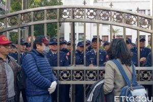 不要逼警察向後轉