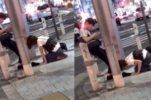 大街上驚見短髮妹「土下座」大喊求原諒！男友一旁冷眼滑手機…網友全怒了：不是男人！