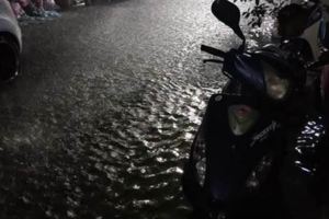 淹慘了！暴雨二炸水淹高雄居民傻：才300公尺我卻回不了家