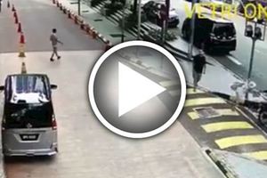 ﻿眾目睽睽，下手掠奪！掠奪匪搶手提袋！女遊客摔倒在地