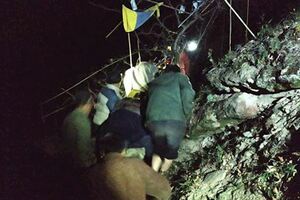 大梨山驚傳搬運車墬谷2男拋車外傷重不治