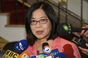 「立委夫婿怎麼領那麼少？」公務員感動見證　 管碧玲：我們家不搞特權！　  
