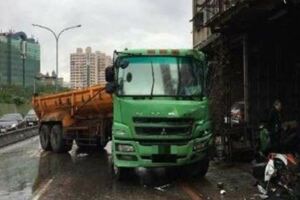 砂石車失控大甩尾一旁機車全遭殃